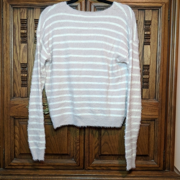 Eyelash CrissCross Semi Cropped Sweater - Picture 5 of 5